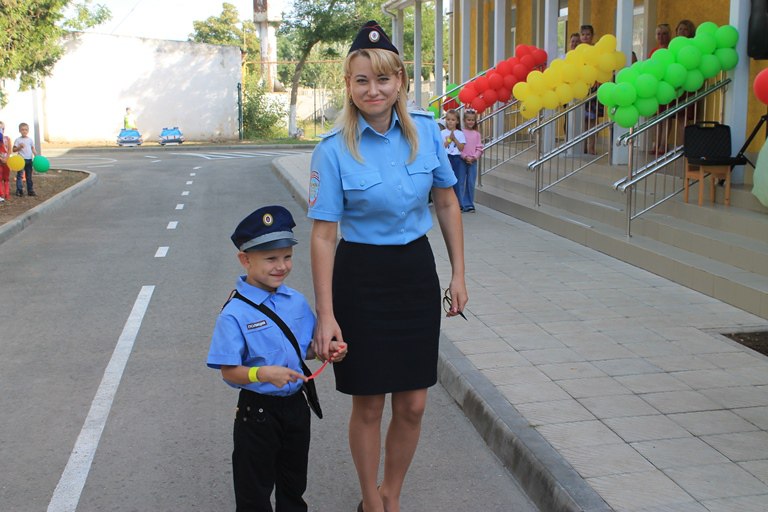 В Евпатории полицейские приняли участие в торжественном открытии автогородка